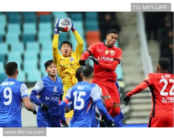 阿维斯与查维斯的激烈对决揭示足球战术与团队协作的精彩瞬间